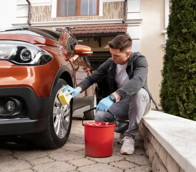 Lavage auto à domicile Miramont-d'Astarac : professionnel intervenant sur un véhicule